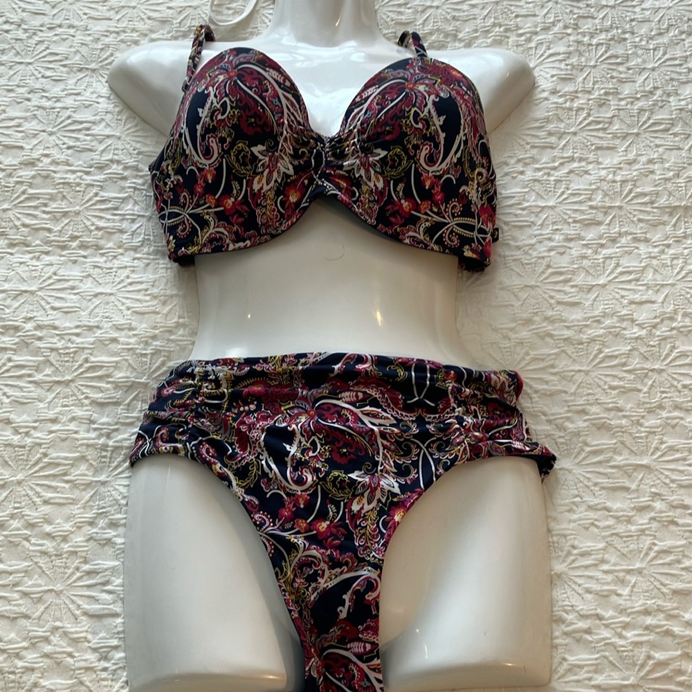 Steal of a deal gorgeous navy patterned bikini with bottoms.